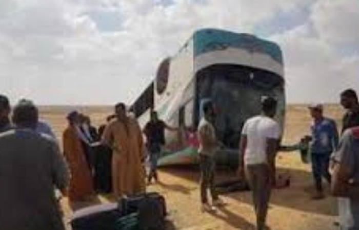 انقلاب اتوبيس 26 بطريق مصر الاسماعيليه أمام مدخل الشروق 2 اتجاه الاسماعيلية وتم نقل المصابين الي مستشفيات العاشر