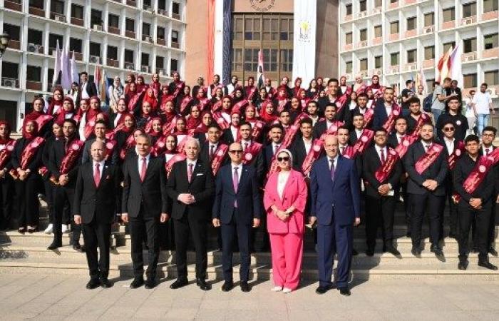 بصور تذكارية وتحية العلم.. جامعة أسيوط تحتفل ببداية العام الدراسي الجديد بحضور رئيس الجامعة
