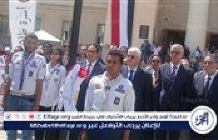 عاشور وعبد الصادق يرفعان العلم المصري من داخل الجامعة الأهلية إيذانًا ببدء العام الدراسي"