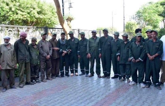 محافظ الأقصر يكرم عمال النظافة تقديراً لجهودهم في إنجاح الزيارة الملكية