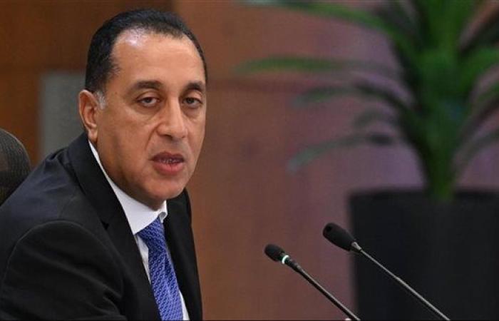 رئيس الوزراء يشاهد فيلما تسجيليا حول مشاريع القنطرة غرب الصناعية