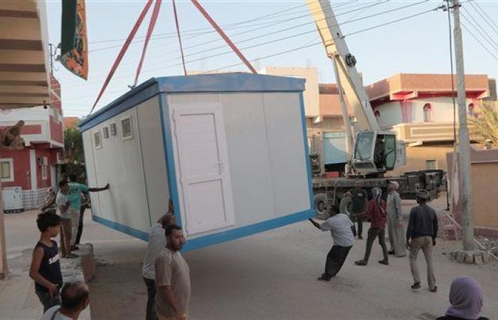 دعم مدرسة بالخارجة بكرفانات لدورات المياه.. صور