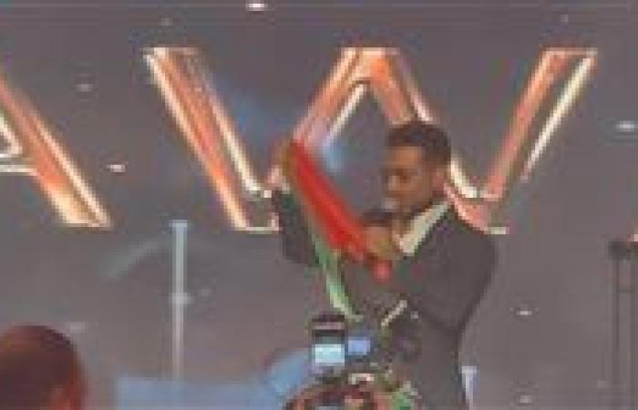 رافعا علم فلسطين.. أحمد سعد يحتفل بحصده جائزة أفضل مطرب وألبوم بحفل دير جيست