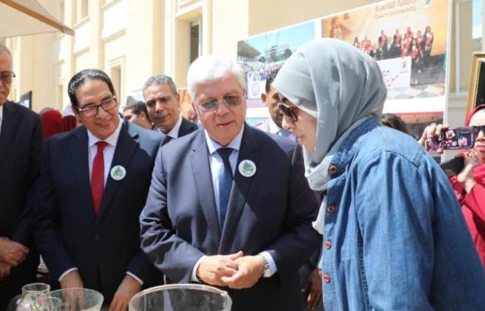 في أول يوم دراسة.. وزير التعليم العالي يبدأ العام الجامعي بتفقد جامعة القاهرة الأهلية ويطمئن على انتظام الدراسة بها