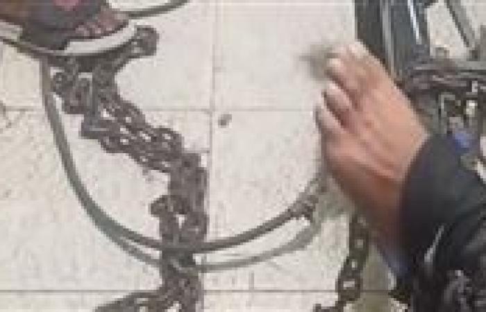 فيديو تقييد أب لابنه بسلسلة حديدية لعلاج الإدمان.. ما القصة؟