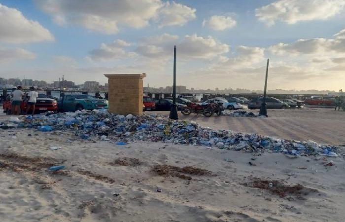 تراكم القمامة يُشوه المنظر الجمالي بشاطئ روميل في مطروح ويثير استياء الزوار
