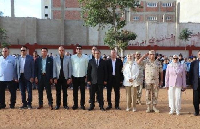 تزامناً مع بدء العام الدراسي الجديد واحتفالاً بالعيد القومي للمحافظةمحافظ_الشرقية يفتتح مدرسة النصر الابتدائية رقم 3 بمدينة القنايات ويُشارك التلاميذ طابور الصباح وتحية العلم