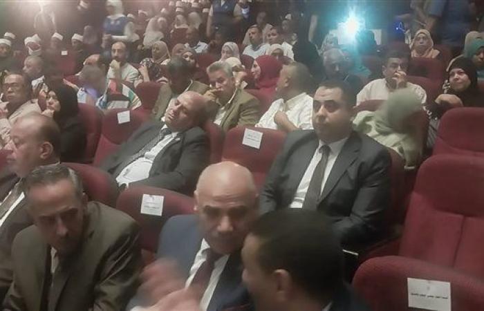وكيل تعليم قنا يعلق على صورته "نائما": لحظة تأمل فى أحوال المدراس