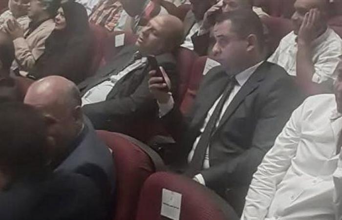 في أول يوم دراسة وكيل وزارة التربية والتعليم بقنا ينام باجتماع المحافظ