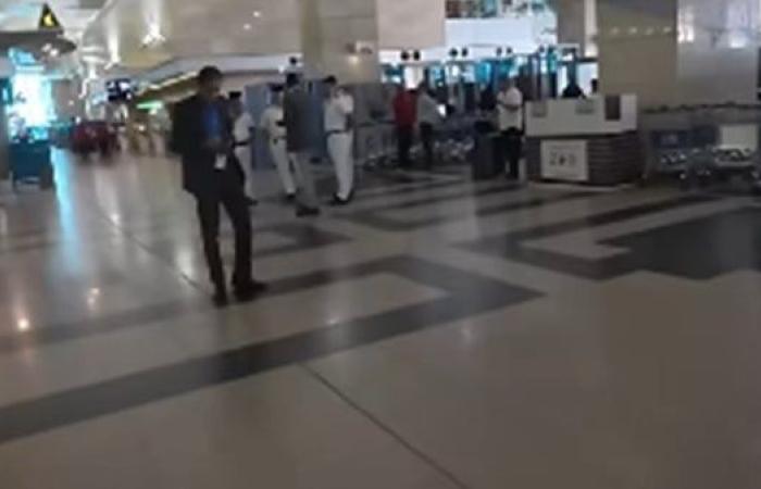 الداخلية تنفي اتهام شرطي بطلب أموال من راكب صيني بمطار القاهرة.. وكاميرات المراقبة تكشف الحقيقه