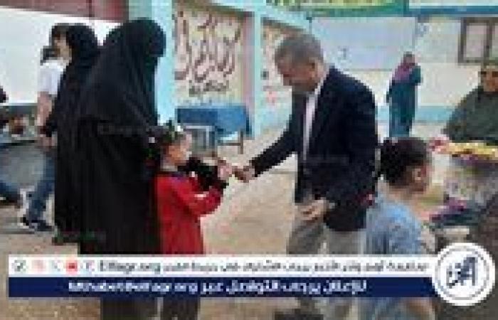 "بالشوكولاته والهدايا" مدير مدرسة فى أسيوط يستقبل الطلاب فى أول أيام العام الدراسي الجديد