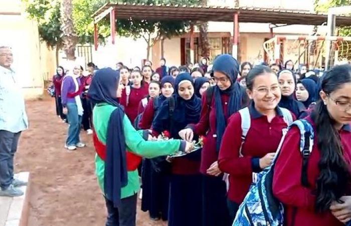 مظاهر أول يوم دراسة في أسيوط احتفالات بالورود وجولات قيادات التعليم
