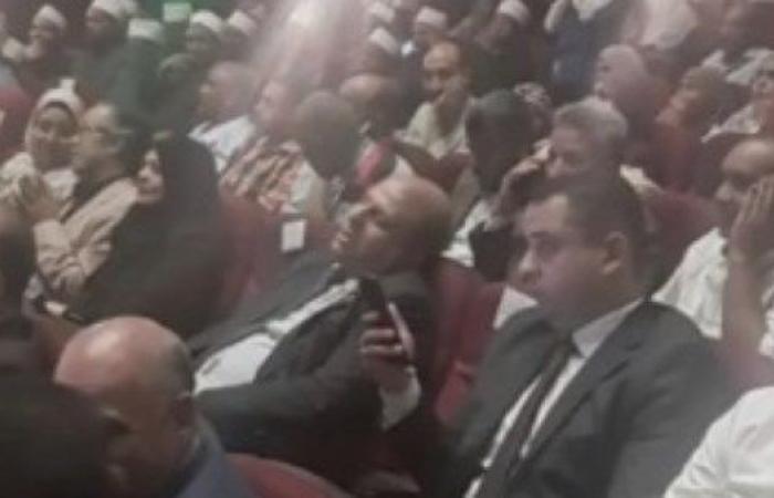 «نام وسط الاحتفالية».. وكيل تعليم قنا يثير الجدل بصورته خلال حملة صحح مفاهيمك