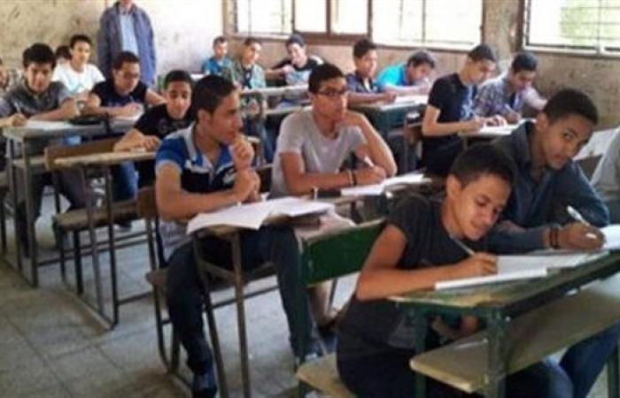 إدارة نجيب محفوظ للغات تفصل طالبًا بسبب سلوك غير لائق في طابور الصباح