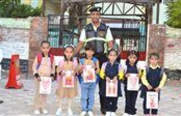 ضباط مرور مطروح يلتقطوا صور تذكارية مع التلاميذ بأول أيام الدراسة