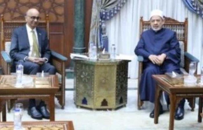 شيخ الأزهر يستقبل رئيس سنغافورة ويتفقان على مواصلة الضغط لوقف العدوان على غزة