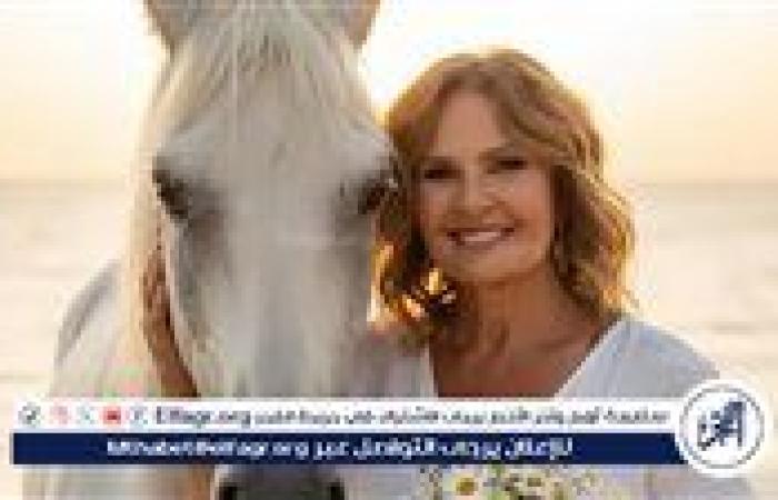 يسرا تتألق بإطلالة ساحرة على شاطئ البحر.. مسيرة فنية ذهبية وجمال لا يشيخ