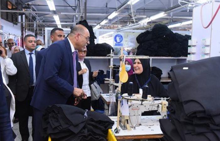 وزير العمل يختتم جولته في السويس بزيارة شركة بلازا لصناعة الملابس الجاهزة