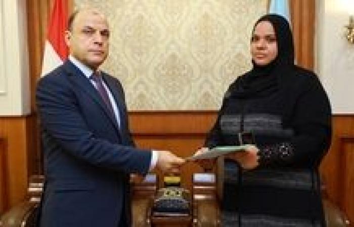 محافظ كفر الشيخ يُسلّم 26 عقود تقنين للمستفيدين من أراضي الدولة