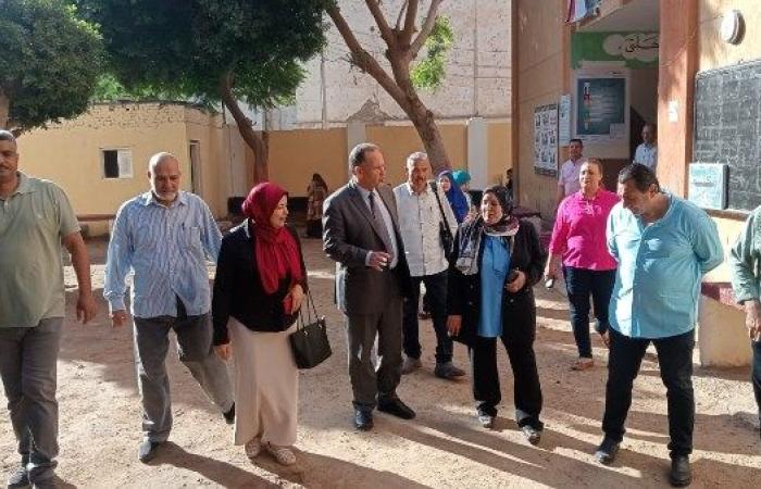وكيل وزارة التعليم بأسيوط يفاجئ مدارس القوصية لمتابعة انتظام الدراسة