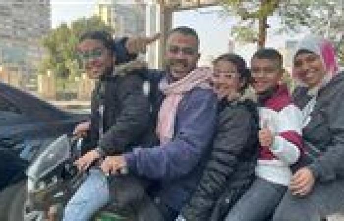 5 أفراد على عجلتين.. الموتوسيكل ينقذ أولياء ...