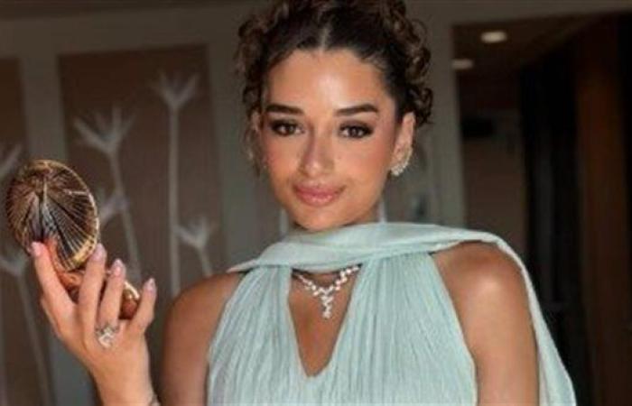 ملك أحمد زاهر تحتفل بتخرجها من الجامعة مع عائلتها