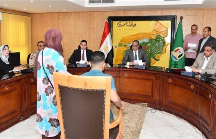 محافظ الفيوم يوجه مدير التأمين الصحي بعرض عدد من الحالات على اللجان الطبية