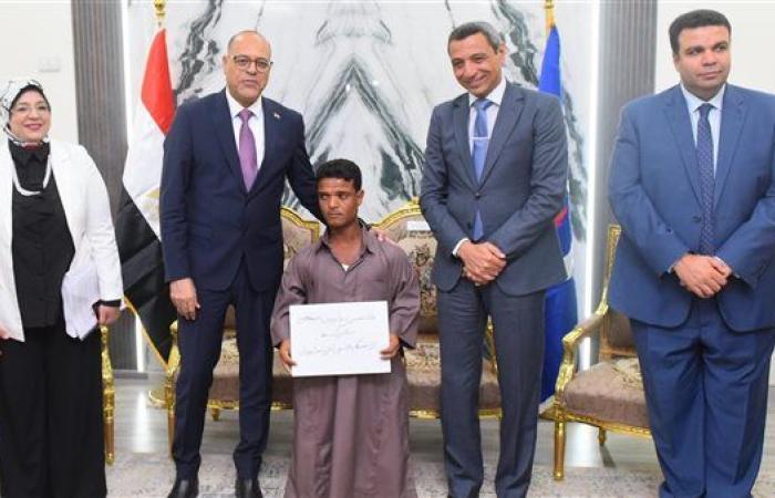 وزير العمل يسلم 81 عقد عمل لشباب السويس بينهم 31 لذوي الهمم