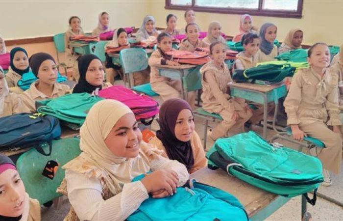 توزيع 559 شنطة مدرسية على تلاميذ مدرسة سيدنا الخضر بالفيوم.. صور
