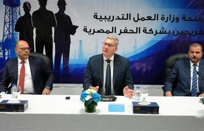 بالصور.. وزيرا البترول والعمل يسلمان شهادات أوائل خريجي دورات الحفر والخدمات البترولية