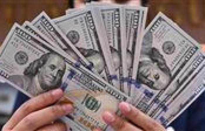 سعر الدولار يهبط بشكل مفاجئ أمام الجنيه في منتصف تعاملات اليوم
