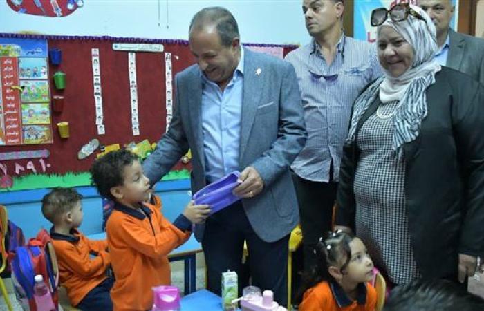 محافظ بورسعيد يوجه بتوزيع 50 شنطة مدرسية لطلاب مدرسة وتوفير 100 مروحة