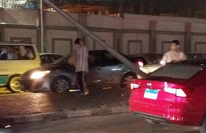 خلعته من مكانه.. حادث سيارة بعمود إنارة علي طريق جسر السويس أمام نادي الشمس
