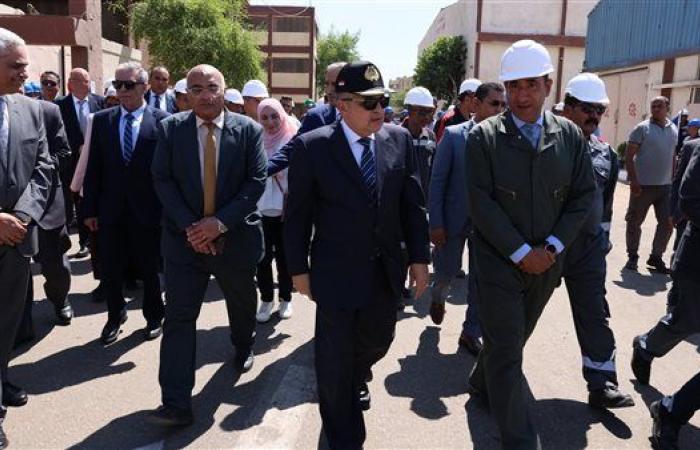 الفريق ربيع يشدد على الالتزام بالجداول الزمنية ومعايير الجودة في ترسانة السويس البحرية
