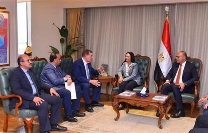 وزارة العمل: "تسوية ودية" و"تعويض" لعاملة فقدت طفلتها الرضيعة على ذراعها أثناء عملها