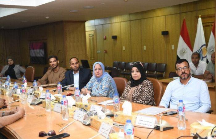 محافظ قنا يبحث مع المستثمرين خطة تسويق المناطق الصناعية لتعزيز فرص الاستثمار