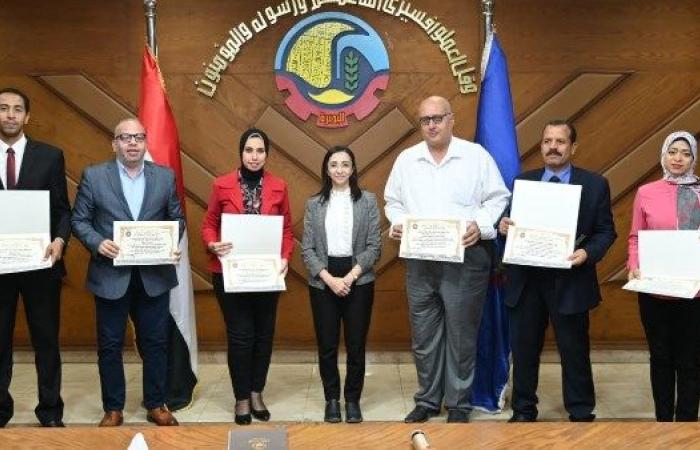 محافظ البحيرة تكرم القيادات المتميزة والفائزين في برامج "سقارة" التدريبية