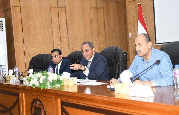 محافظ قنا يبحث إجراءات حماية المناطق المتوقع تعرضها للسيول