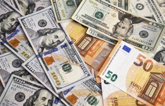 الين والإسترليني يتراجعان.. وسعر الدولار عالميا يستفيد من توقعات الفائدة