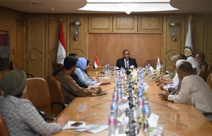 محافظ قنا يبحث مع المستثمرين خطة تسويق المناطق الصناعية لتعزيز فرص الاستثمار