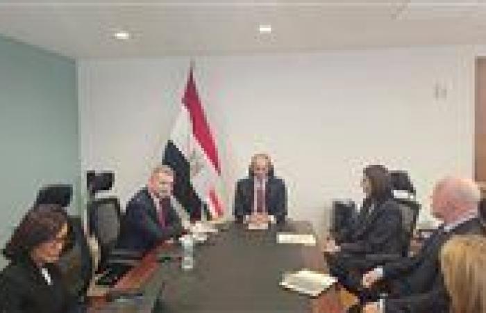 وزير الاتصالات يعقد مباحثات مع عدد من مسئولى الشركات العالمية لزيادة استثماراتها في مصر