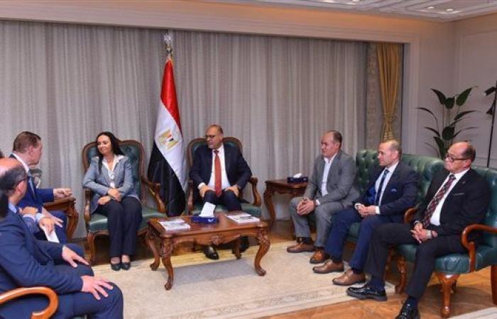 وزيرا العمل والتضامن يبحثان أزمة “نايل لينين” للنسيج بالإسكندرية