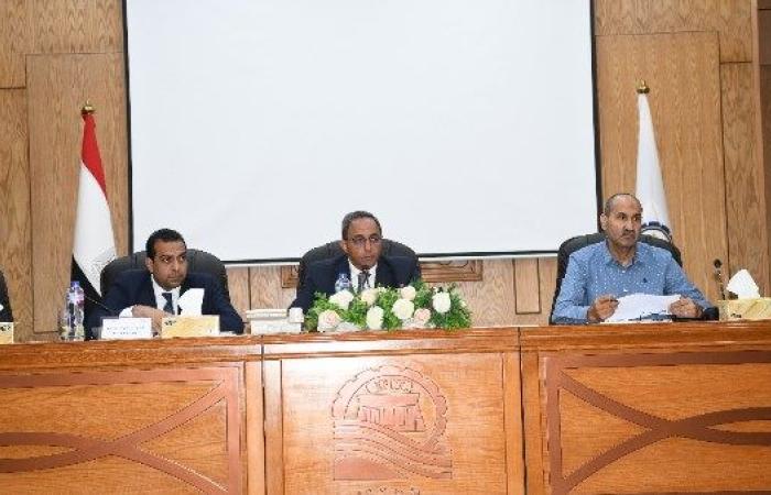 إنهاء ملفات التقنين والتعامل بمرونة مع المواطنين غير القادرين.. توجيهات عاجلة من محافظ قنا