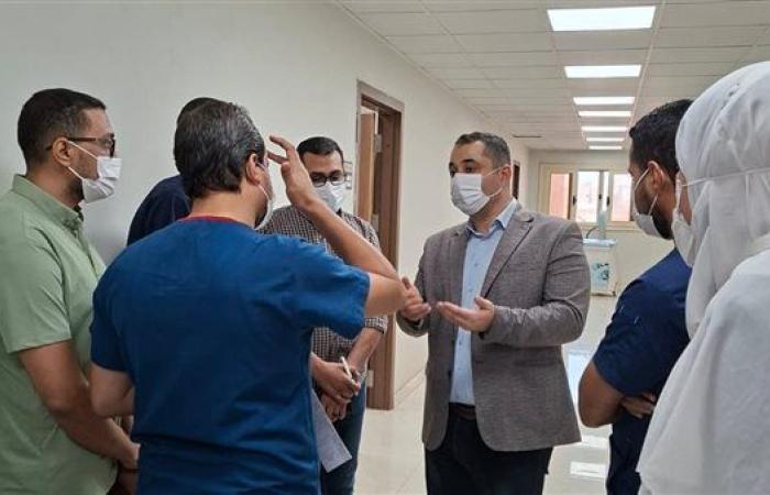 وكيل صحة قنا يتفقد مستشفي فرشوط المركزي ويوجه بسرعة تركيب جهاز الأشعة الجديد