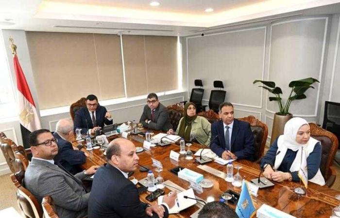 وزير الإسكان يتابع موقف مشروعات ”مارينا” و”حديقة الأزبكية” و”أسوان الجديدة”