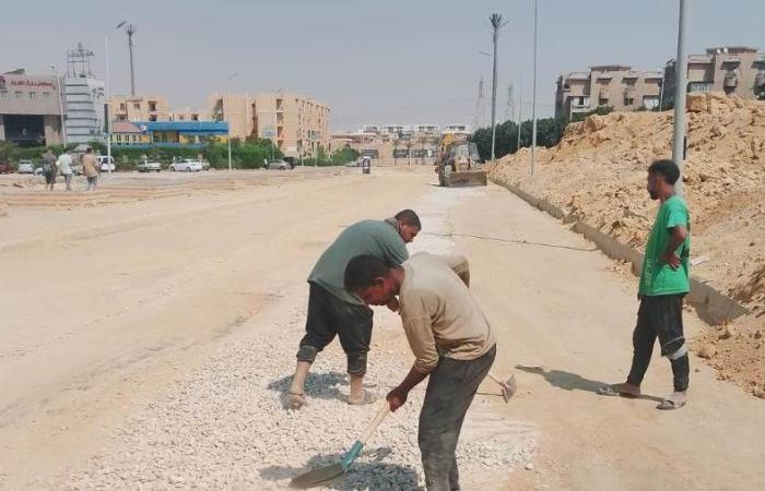استمرار أعمال تطوير ورفع كفاءة الطرق بمدينة الشروق لتحقيق طفرة خدمية شاملة