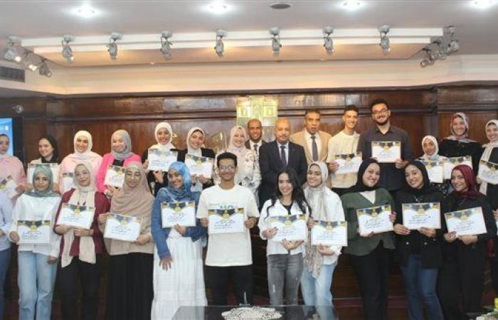 رئيس الهيئة العامة لدار الكتب والوثائق القومية يكرم طلبة اللغة الفارسية