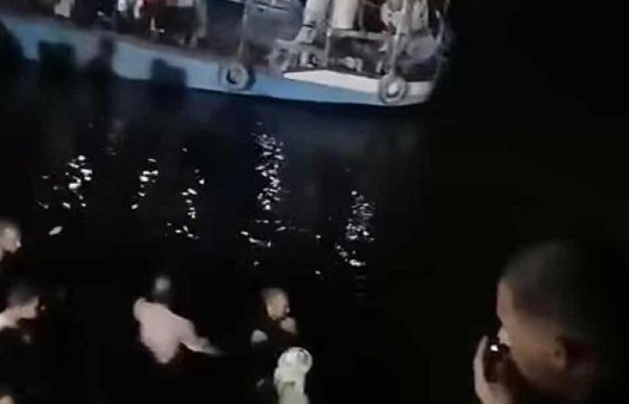 بالصور.. سقوط سيارة نصف نقل في نهر النيل بالمنيا