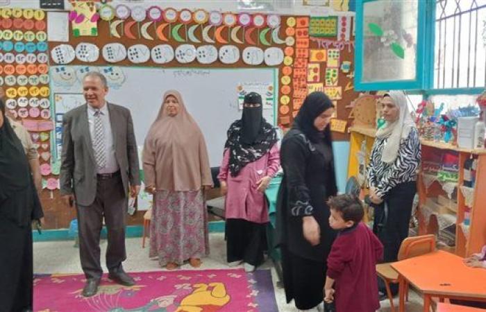 وكيل التعليم بأسيوط يشيد بمبادرة إطعام الطعام وكسوة طالب