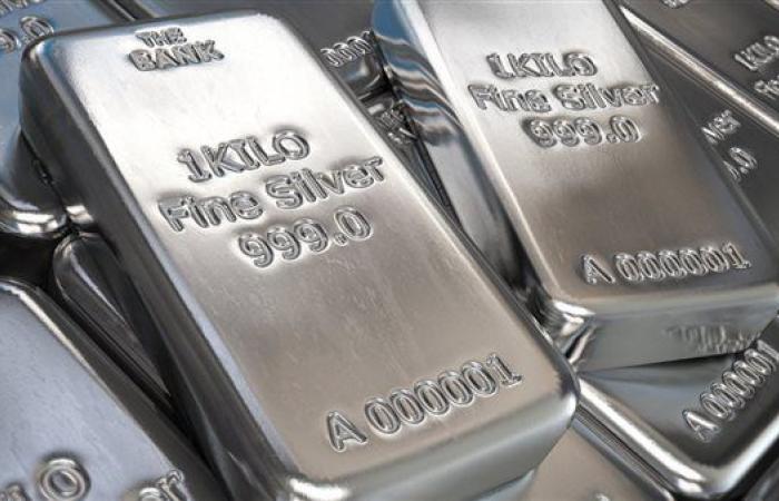 سعر الفضة يقفز لأعلى مستوياته منذ 2011.. والذهب قرب قمته القياسية